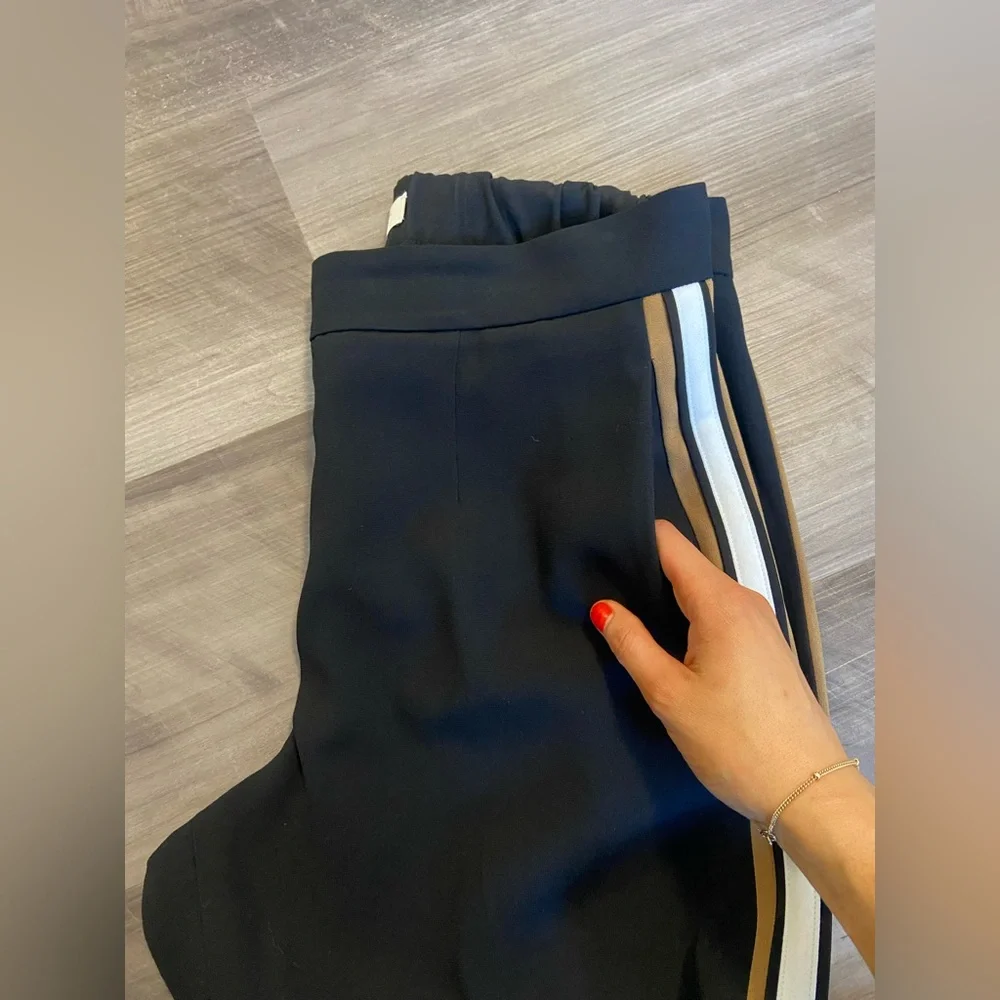 Aritzia Babaton Conan Mid Rise Cropped Striped Black Tan Elastic Pants Size 8 - Picture 2 of 8